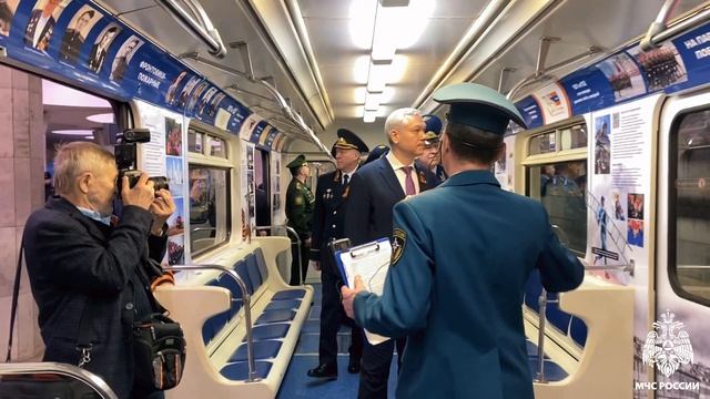 Потомки Победы: в Новосибирске открыли вагон метро МЧС России