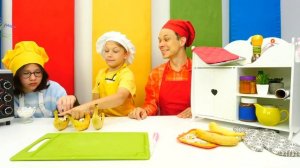 Готовим БАНАНЫ с шоколадом, маршмэллоу и корицей! Весёлые игры и простые рецепты в видео для детей