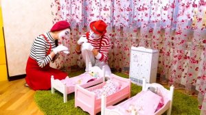 Смешные видео с БЕБИ БОН - Как развеселить Беби Элайв? – Игры дочки матери. Baby Born в видео онлайн