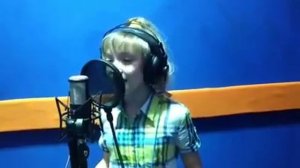 Девочка поёт ,,Гляжу в озёра синие..."это должны слышать все