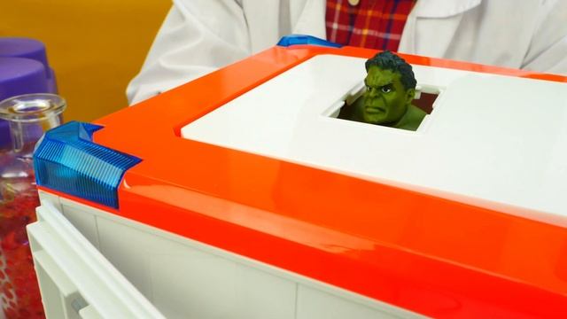 Железный Человек сорвал спину - Игры в доктора игрушек - Видео для детей Мегаклиника