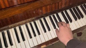 Игра на расстроенном рояле в 10 часов ночи