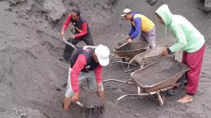 Строительство, распределяем песок и камни