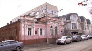 В центре Саратова продолжает разрушаться старинный особняк