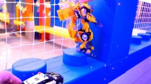 Трансформер БАМБЛБИ и Федя Капуки Кануки пришли в ФИКСИПАРК! Веселые аттракционы и игры для детей