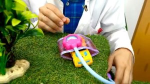 Видео игрушки роботы Трансформеры у доктора! Оптимус Прайм и Бамблби упали в озеро! Игры в больницу