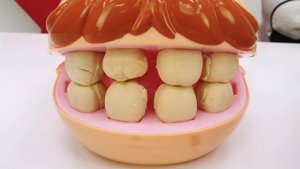 Видео для детей: Веселая школа — Мистер Зубастик от Play Doh (Плей До) — Учимся чистить зубы