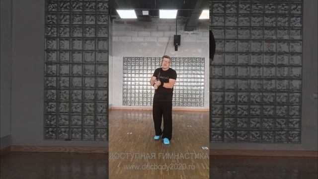 Упражнения с тренировочным двуручным мечом Цзянь в студии (22)