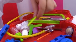 Беби Бон Эмили чистит зубки. Видео для девочек