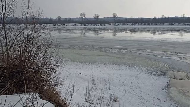 Весна на реке в марте.