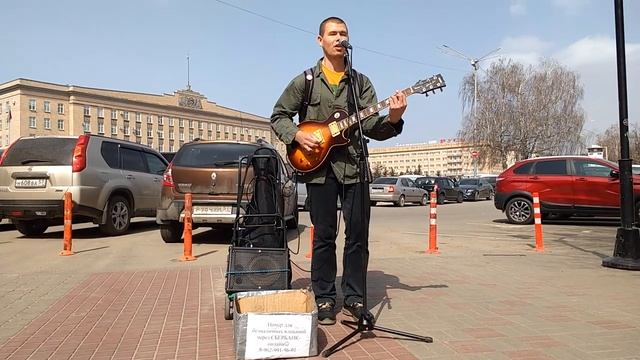 1020, 13.04.2021, город Орёл, улица, площадь Ленина, Главпочтамт, уличный музыкант, Александр Янхир,