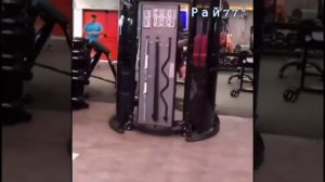 Две пары парней и девушек не поделили тренажёры и устроили мордобой