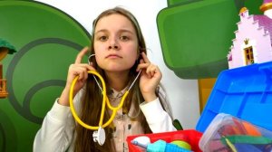 Что случилось с куклой Эльза Холодное Сердце? Вызываем машину Скорой помощи! Видео КУКЛЫ для девочек