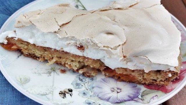 Абрикосовый пирог с меренгой