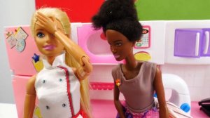 Кафе Барби проходит проверку!  Куклы и игры в готовку в видео для девочек