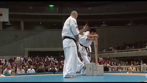 Artur Hovhannisyan Tameshiwari Kyokushin Karate Правый Лоу-кик