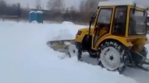 Минитрактор DONGFENG DF-244 Снегоуборочный отвал.