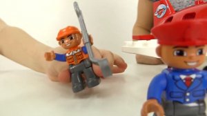 Строим аэропорт из Лего с Машей Капуки Кануки