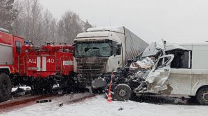 В Тюменской области фура врезалась в машины спецслужб