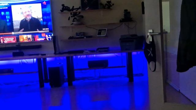 Google Nest Hub Max, Philips Hue lightstrip und selbstgebauter Tisch смотреть онлайн