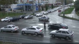 Сотрудник ДПС пытается остановить свадебный кортеж