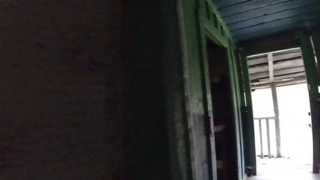 Заброшенный посёлок в лесу.