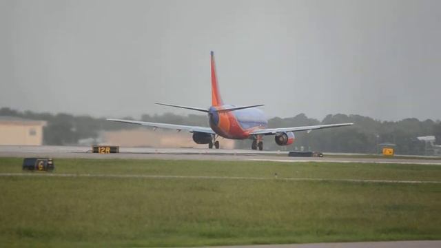 SW Airlines 737 taking off from Hobby airport смотреть онлайн