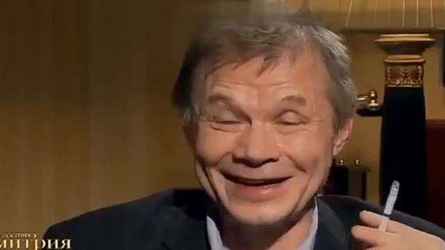 актер смеется на интервью