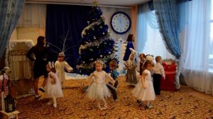 Танец-хоровод возле ёлочки. Новый год во второй младшей группе (3-4 года)