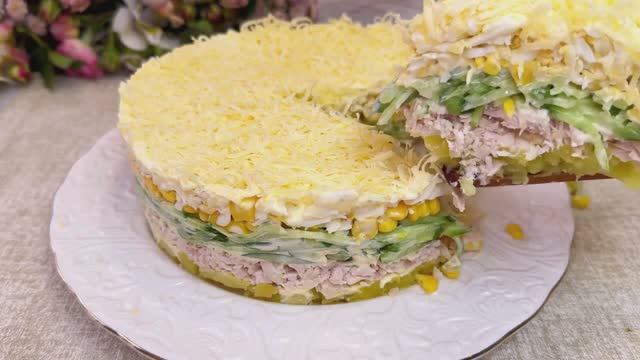 Хоть на праздник, хоть на каждый день! Отличный слоеный салат! Очень вкусный салат!