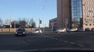 При движении в направлении стрелки, включенной в дополнительной секции