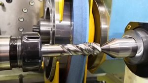 Шлифование резьбы метчика на полуавтомате резьбошлифовальном с ЧПУ модели ВЗ-681Ф4