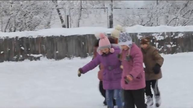 Дети на катке в п.Уни смотреть онлайн
