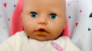 Беби Анабель кушает САМА? Брокколи вкусные! Видео про кукол. Игра на кухне