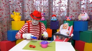 Кормим Беби Бон и игрушки кашей. Смешные видео - Играем в куклы Как мама