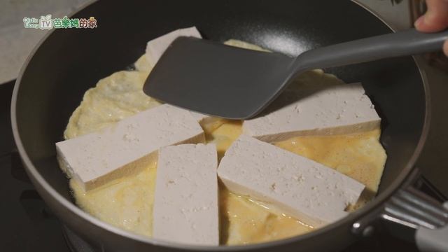 豆腐別再直接煎了，淋入2個雞蛋，簡單又好吃，出鍋瞬間被搶光！素食料理