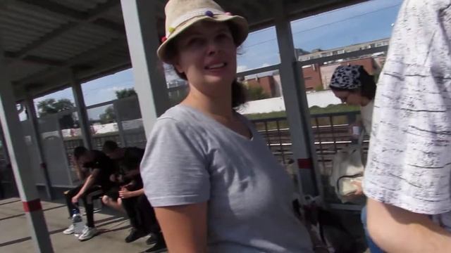 6.08.2022 Электричка , ж/д пути и народ / ОП Виз родной / хе хе смотреть онлайн