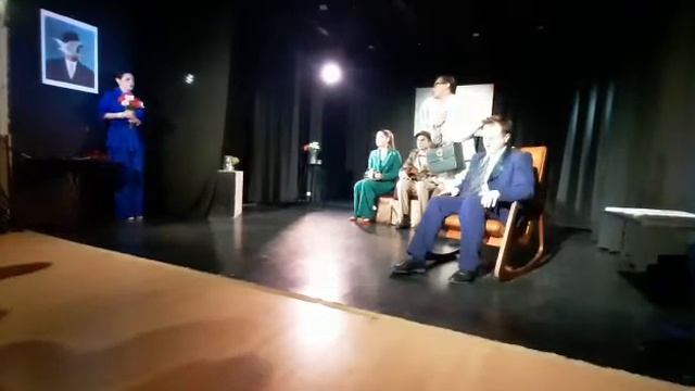 СЦЕНА ИЗ СПЕКТАКЛЯ "НЕДОСЯГАЕМАЯ" СТУДЕНТОВ РОСТОВСКОГО ФИЛИАЛА ВГИК