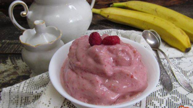 Мороженое из банана с малиной на молоке
