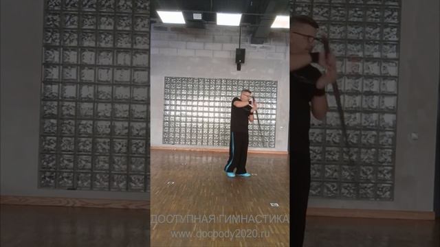 Упражнения с тренировочным двуручным мечом Цзянь в студии (17)