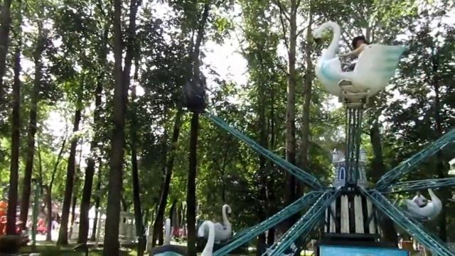 Катаюсь на аттракционах в парке Горького смотреть онлайн