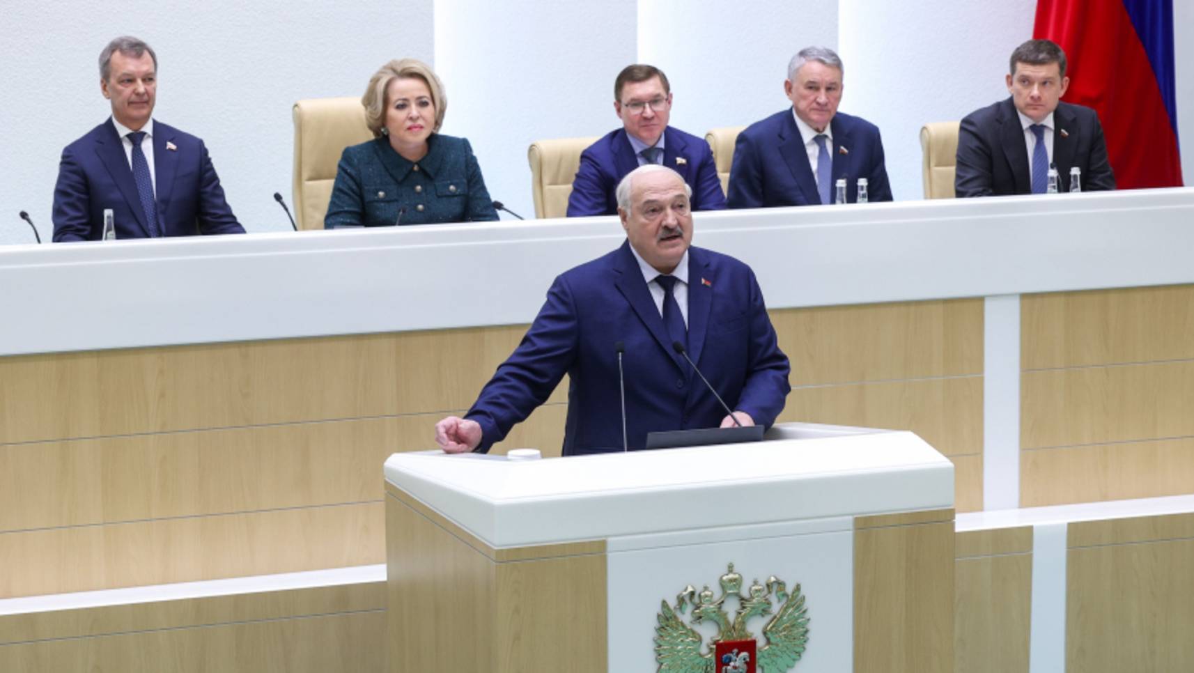 Лукашенко: молодому поколению госуправленцев нужно «походить по говну» для опыта
