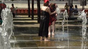 Summer, fountain, girls and funny wet dresses! / Лето, фонтан, девушки и веселые мокрые платья!
