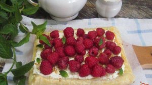 Слоеный пирог с малиной