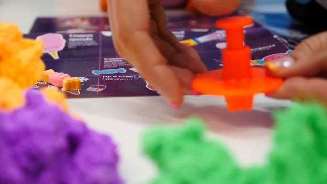 Маша Капуки и Грузовичок Лева играют в воздушный пластилин