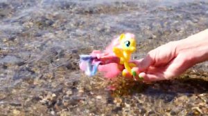 Литл Пони плавают в море! Мультики для девочек