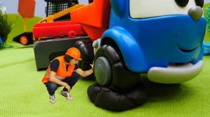 ТукТук Шоу - видео про машинки - Грузовичок Лева на техосмотре