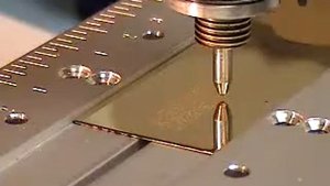 Гравировка алмазной фрезой на латуни: Станок IS400