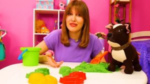 Игрушка собачка Шоколадка лепит куличики из песка! Игры в дочки матери и мультики для детей Как Мама