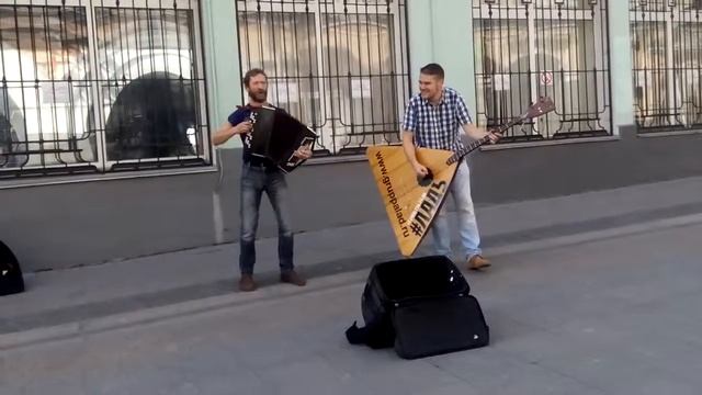 Ансамбль ЛАДЬ играет у метро Кузнецкий мост